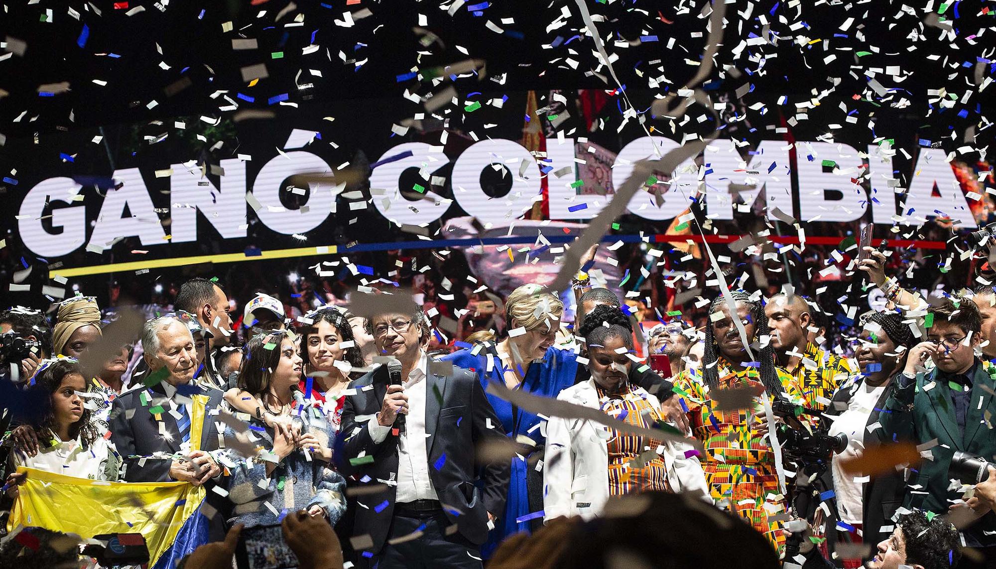 Gustavo Petro y Francia Márquez festejan los resultados en Bogotá en la noche electoral del 19 de junio.